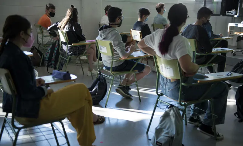  Archivo - Un grupo de estudiantes en un aula de la Facultad de Ciencias del Campus Montilivi de la Universidad de Girona para comenzar los ex&aacute;menes de selectividad 2021, a 8 de junio de 2021, en Girona, Catalunya (Espa&ntilde;a). - Gl&ograve;ria S&aacute;nchez - Europa Press - Archivo 