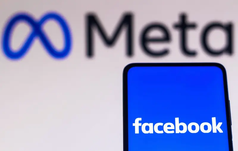  Archivo - FILED - 28 October 2021, Brazil, ---: The Facebook logo is displayed on a smartphone with a Meta Logo in the background. A Russian court has imposed large fines on Google and Facebook's parent company Meta for allegedly refusing to delete "forbi - Rafael Henrique/SOPA Images via / DPA - Archivo 