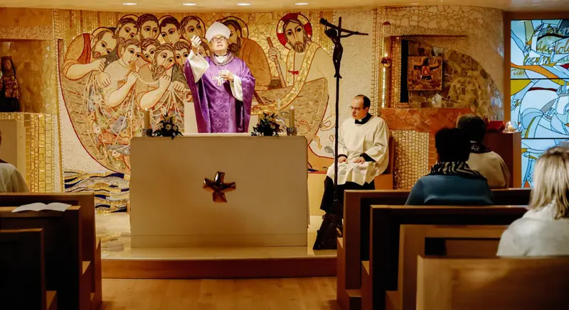  El secretario general de la Conferencia Episcopal Espa&ntilde;ola (CEE) y obispo auxiliar de Toledo, Francisco C&eacute;sar Garc&iacute;a Mag&aacute;n, oficia una eucarist&iacute;a en memoria del Papa em&eacute;rito Benedicto XVI, en la capilla de la Conferencia Episcopal Espa&ntilde;ola. - Carlos Luj&aacute;n - Europa Press 