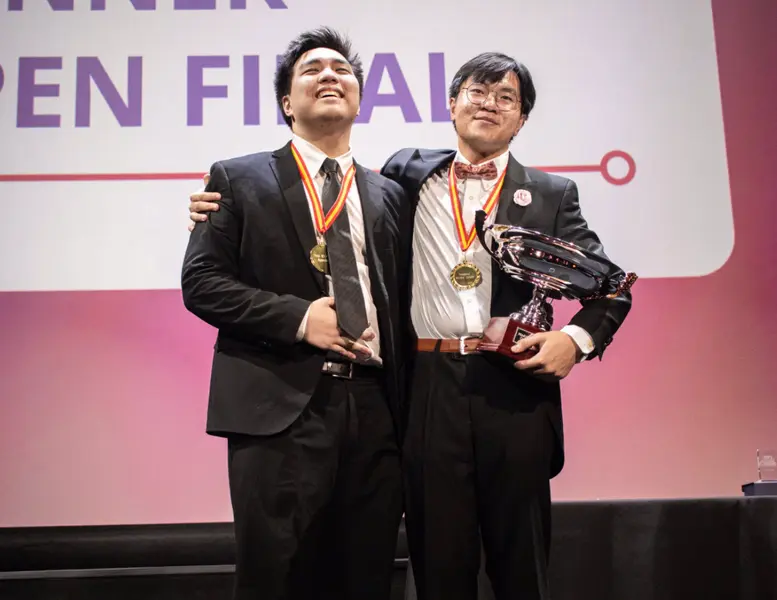  Los integrantes del equipo de debate e la Universidad Ateneo de Manila, ganadores de la 42&ordf; edici&oacute;n del torneo World Universities Debating Championship, celebrado en Madrid. - MAURICIO HERRERA 