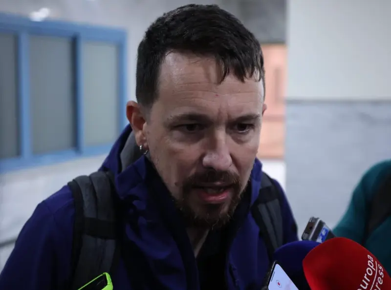  El exl&iacute;der de Podemos Pablo Iglesias atiende a los medios antes de participar en un acto p&uacute;blico para presentar su libro 'Medios y Cloacas' en Sevilla - JOAQU&Iacute;N CORCHERO/EUROPA PRESS 