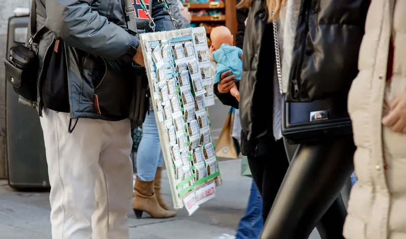  Un vendedor de loter&iacute;a para el Sorteo Extraordinario del Ni&ntilde;o, a 2 de enero de 2023, en Madrid (Espa&ntilde;a). El Sorteo Extraordinario del Ni&ntilde;o celebra su 80&ordf; edici&oacute;n coincidiendo con el d&iacute;a de los Reyes Magos. La loter&iacute;a del Ni&ntilde;o reparte hasta 700 millones de - Carlos Luj&aacute;n - Europa Press 