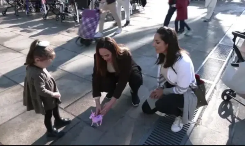  Ana Hoyo junto a Martina y su madre 