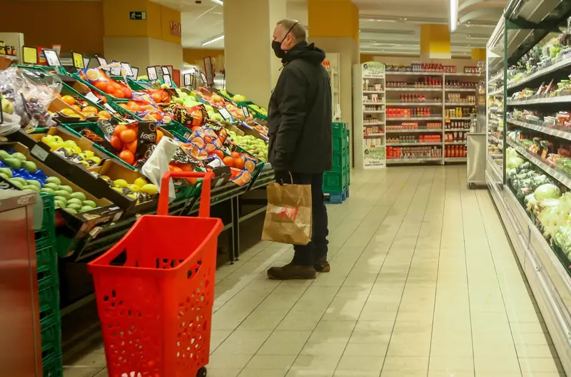  Archivo - Un hombre en la secci&oacute;n de fruter&iacute;a de un supermercado de Madrid - Ricardo Rubio - Europa Press - Archivo 