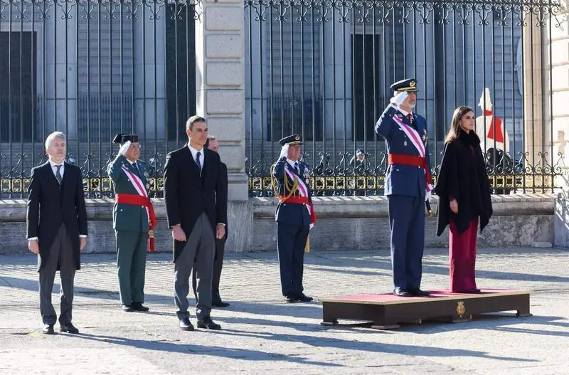  El ministro de Interior, Fernando Grande-Marlaska; el presidente del Gobierno, Pedro S&aacute;nchez; el Rey Felipe VI y la Reina Letizia, durante la celebraci&oacute;n de la Pascua Militar en el Palacio Real 