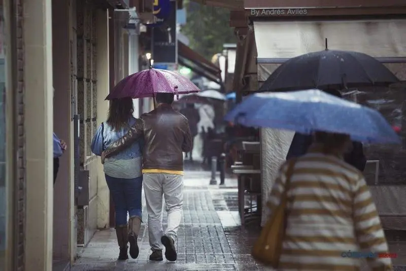  Pareja bajo la lluvia en Córdoba 