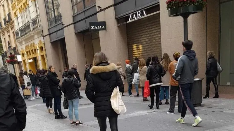  Cola en la puerta del Zara de Calle Concepci&oacute;n este s&aacute;bado. 