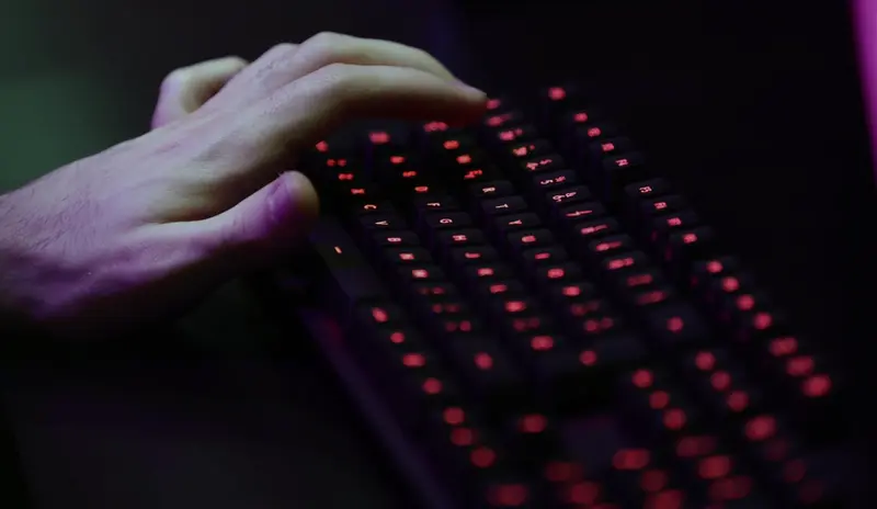  Archivo - Una persona con el teclado de un ordenador - Eduardo Parra - Europa Press - Archivo 