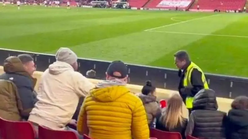  El 'steward' del Barnsley pide el tel&eacute;fono de una aficionada a petici&oacute;n de un hincha rival 