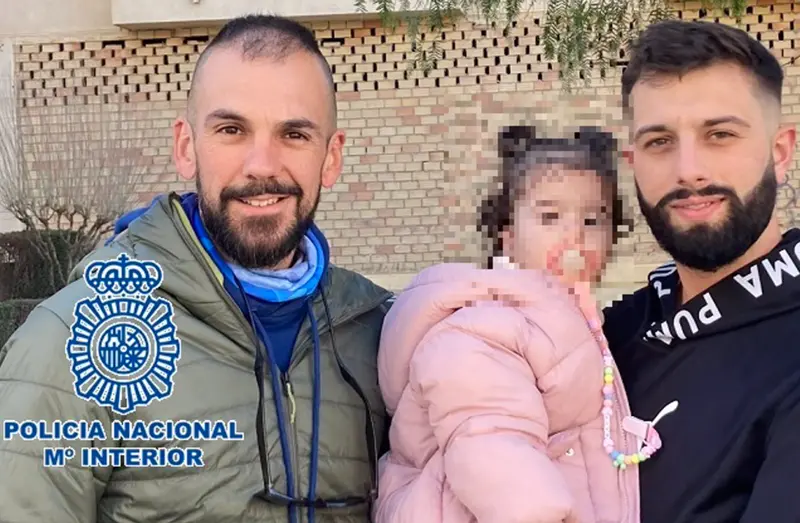  Agente de la Polic&iacute;a Nacional, junto a la beb&eacute; a la que reanim&oacute; en parada cardiorrespiratoria y su padre - POLIC&Iacute;A NACIONAL M&Aacute;LAGA 