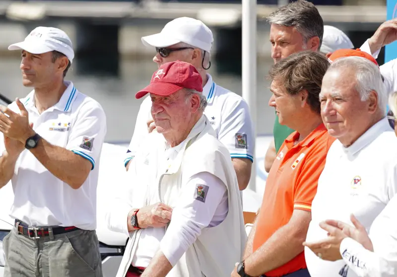  Archivo - El Rey em&eacute;rito Juan Carlos durante una entrega de premios en su visita a Sanxenxo - &Aacute;lvaro Ballesteros - Europa Press - Archivo 