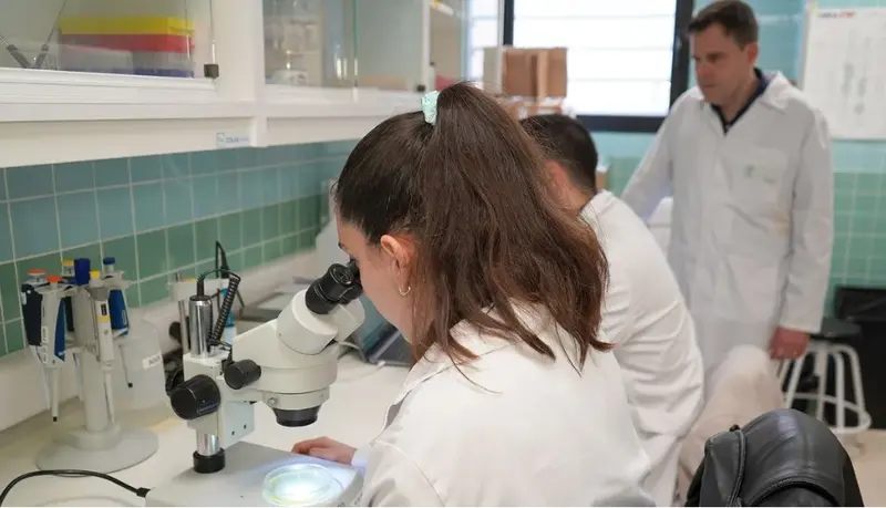  Cient&iacute;ficos espa&ntilde;oles mientras desarrollaban el pintalabios 