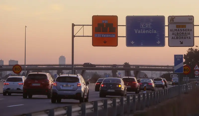  Vista de la autov&iacute;a V-21 en Valencia, a 28 de diciembre de 2022, en Valencia, Comunidad Valenciana (Espa&ntilde;a). El carril servicio del Bus-VAO es el primer servicio para veh&iacute;culos de alta ocupaci&oacute;n de la Comunidad Valenciana. Solo podr&aacute; ser utilizado por los - Rober Solsona - Europa Press 