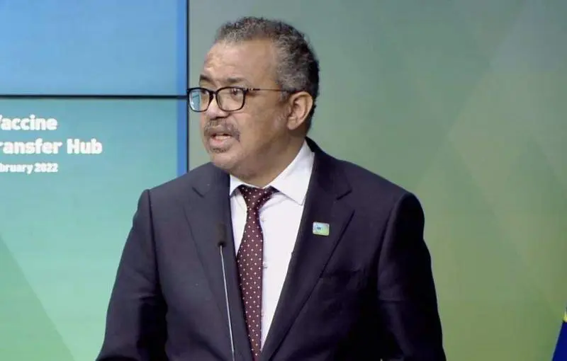  El director general de la Organizaci&oacute;n Mundial de la Salud, Tedros Adhanom, durante la intervenci&oacute;n en la que ha anunciado la transferencia de tecnolog&iacute;a necesario para el desarrollo de las vacunas, a 18 de febrero de 2022 (Bruselas). - OMS 
