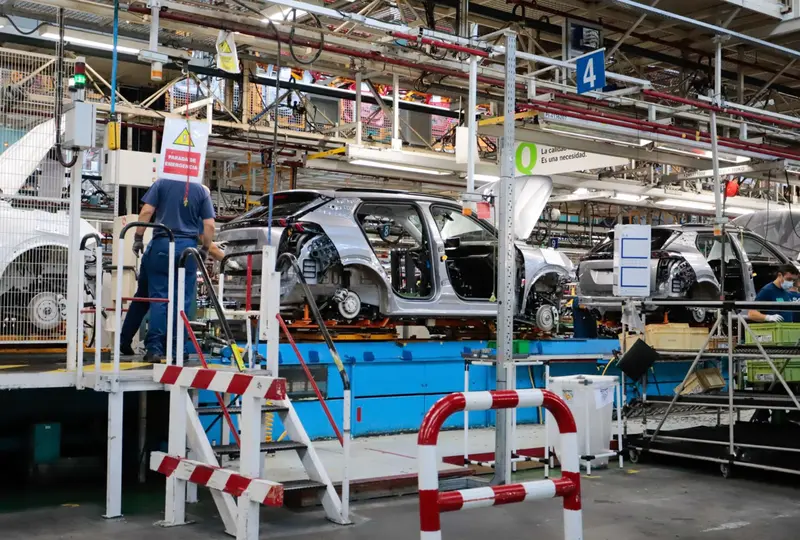  Archivo - Un operario trabajando en una f&aacute;brica de veh&iacute;culos - Marta V&aacute;zquez Rodr&iacute;guez - Europa Press - Archivo 