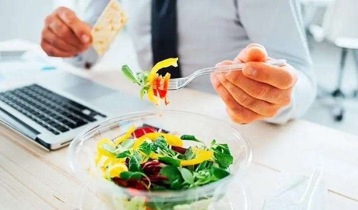  Persona comiendo. ARCHIVO 