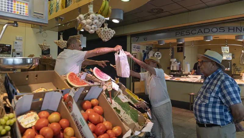  Archivo - Un puesto de frutas y verduras de un mercado de abastos - Mar&iacute;a Jos&eacute; L&oacute;pez - Europa Press - Archivo 