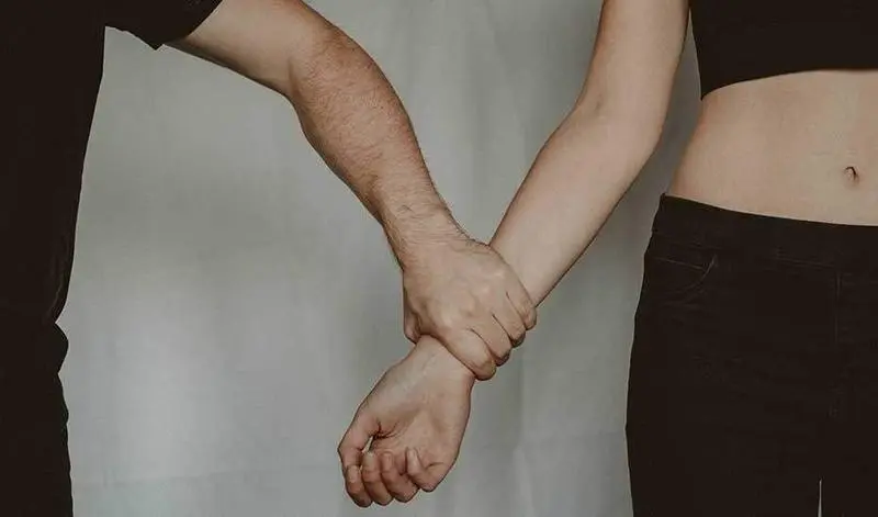  Un hombre agarrando fuerte a una mujer 