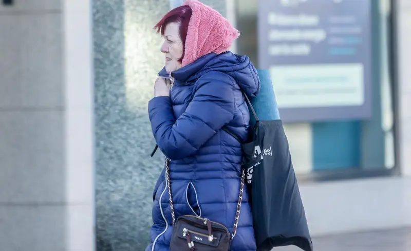  Archivo - Una mujer pasea abrigada, a 1 de diciembre de 2022, en Madrid (Espa&ntilde;a). - Ricardo Rubio - Europa Press - Archivo 