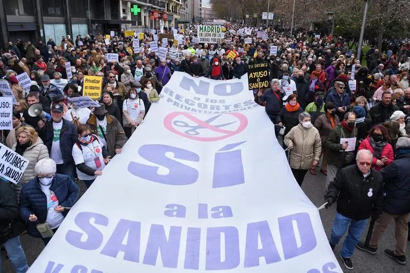  Numerosas personas marchan en una manifestaci&oacute;n por la mejora de la Sanidad P&uacute;blica desde el Ministerio de Sanidad hasta el Museo Reina Sof&iacute;a 