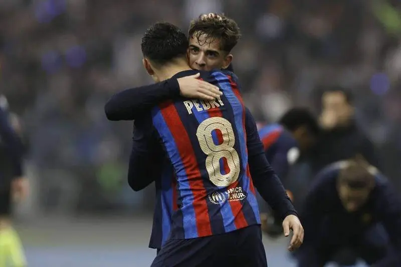  Gavi y Pedri abrazados en la celebraci&oacute;n del tercer tanto 