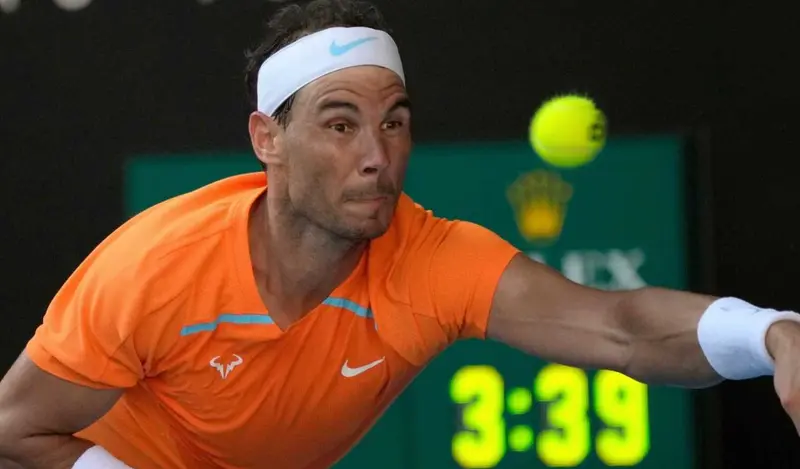 Rafa Nadal devuelve la bola en su partido contra Draper en el Abierto de Australia. AP PHOTO 