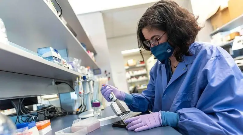  Dra. Jimena Perez-Vargas trabajando en el laboratorio de Jean 