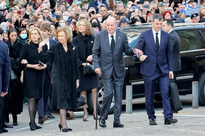  La reina Sof&iacute;a y el rey Juan Carlos I, acompa&ntilde;ados de sus hijas las Infantas Cristina y Elena y sus nietos, llegan al funeral por el rey Constantino de Grecia en la Catedral Metropolitana de Atenas, a 16 de enero de 2023 