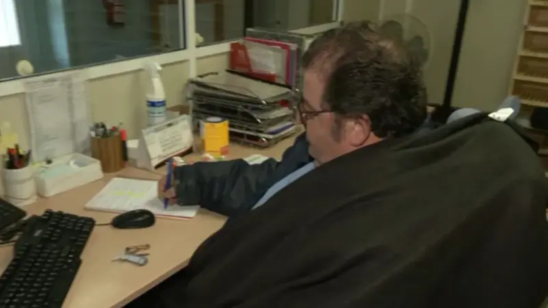  Trabajador de la UPO con una manta 