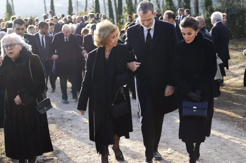  Los Reyes Felipe VI y Letizia junto a la Reina Sof&iacute;a durante el entierro de Constantino en el cementerio real de Tatoi con Don Juan Carlos al fondo - CASA S. M. EL REY 