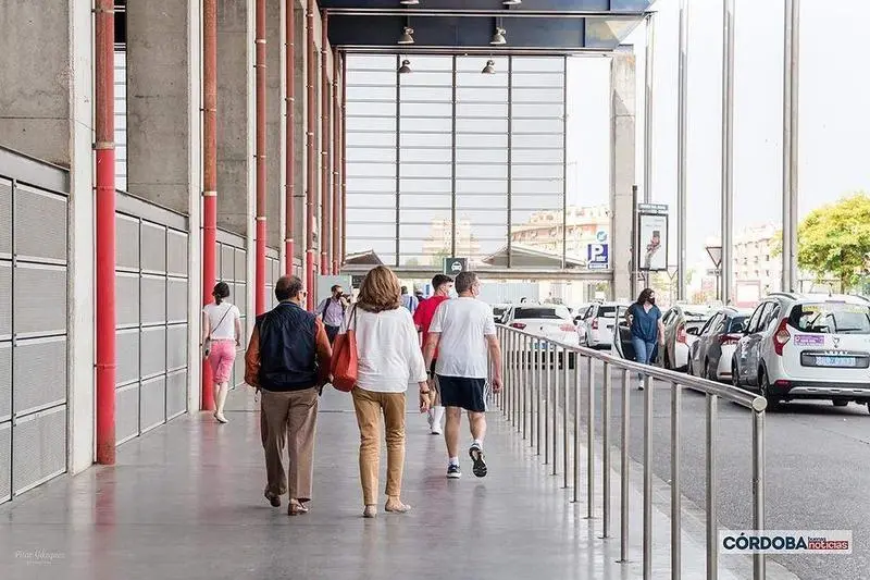  Ambiente junto a la parada de taxis en la estación de trenes de Córdoba / Pilar Gázquez. 