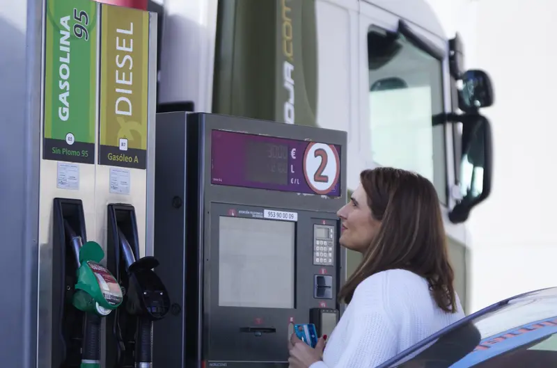  Una mujer paga en una gasolinera autoservicio tras la supresi&oacute;n de la bonificaci&oacute;n de 0,20&euro; por el gobierno de Espa&ntilde;a, a 3 de enero de 2023 en Sevilla (Andaluc&iacute;a, Espa&ntilde;a). - Joaquin Corchero - Europa Press 