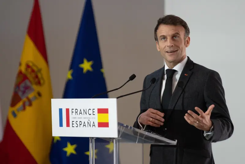  El presidente de Francia, Emmanuel Macron, comparece tras la firma de un Tratado de Amistad entre Espa&ntilde;a y Francia, durante la XXVII Cumbre Hispano-Francesa - David Zorrakino - Europa Press 