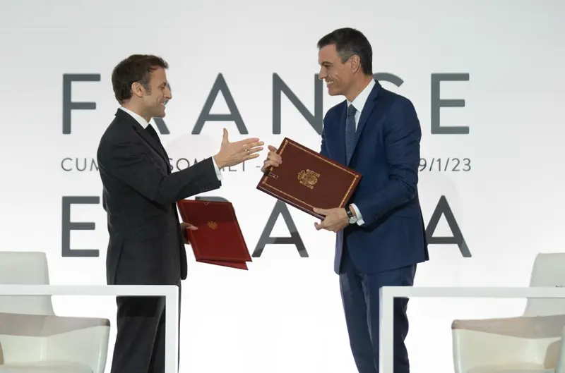  El presidente de Francia, Emmanuel Macron (i) y el presidente del Gobierno, Pedro S&aacute;nchez (d), posan tras la firma de un Tratado de Amistad entre sus respectivos pa&iacute;ses - David Zorrakino - Europa Press 