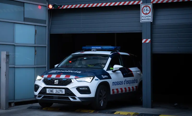  El jugador de f&uacute;tbol Dani Alves sale detenido en un coche policial tras acudir a declarar en la Comisar&iacute;a de Les Corts, a 20 de enero de 2023, en Barcelona, Catalu&ntilde;a (Espa&ntilde;a). - David Zorrakino - Europa Press 