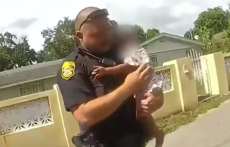  Agente junto al beb&eacute; rescatado 