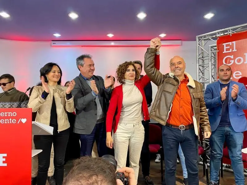  La vicesecretaria general del PSOE y ministra de Hacienda, Mar&iacute;a Jes&uacute;s Montero, levanta el brazo del candidato socialista a la Alcald&iacute;a de C&oacute;rdoba, Antonio Hurtado, en el acto de presentaci&oacute;n de su candidatura 