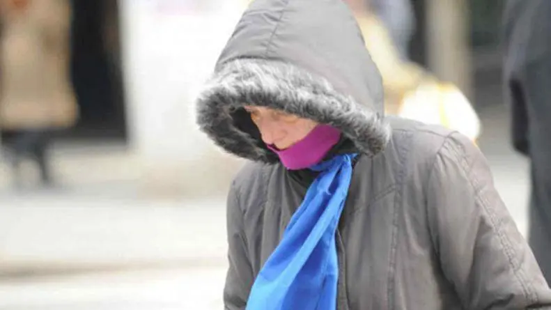  Una mujer abrigada por el fr&iacute;o. Twitter 