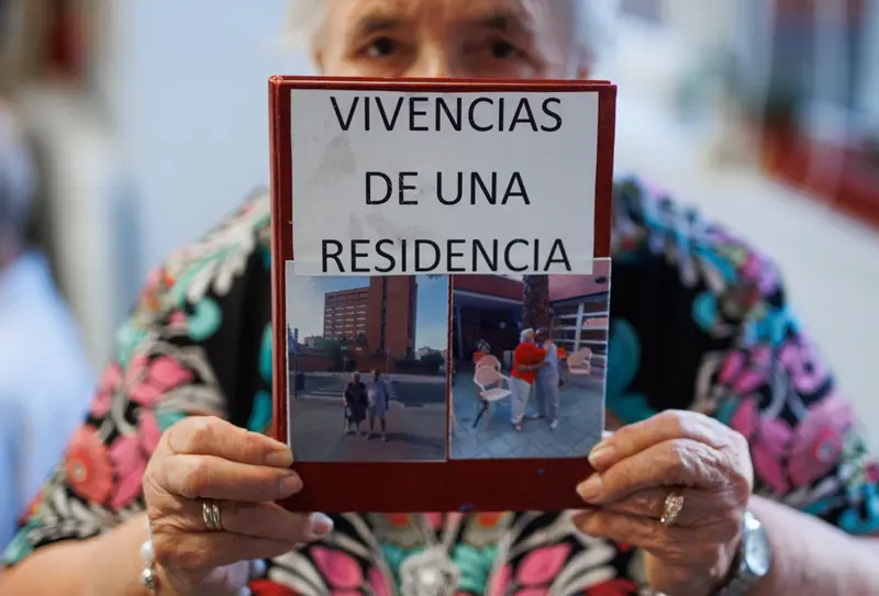  Archivo - Una mujer posa con un diario sobre sus vivencias de la pandemia en una residencia de mayores. - Alejandro Mart&iacute;nez V&eacute;lez - Europa Press - Archivo 