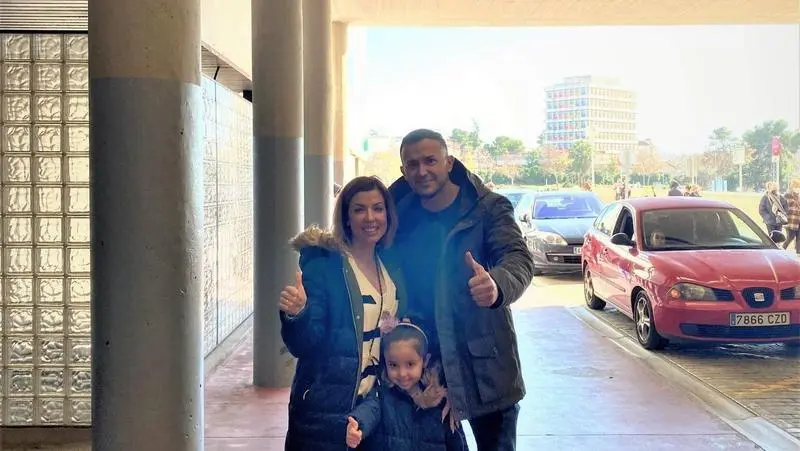  Sara junto a sus padres en la salida de urgencias pedi&aacute;tricas 