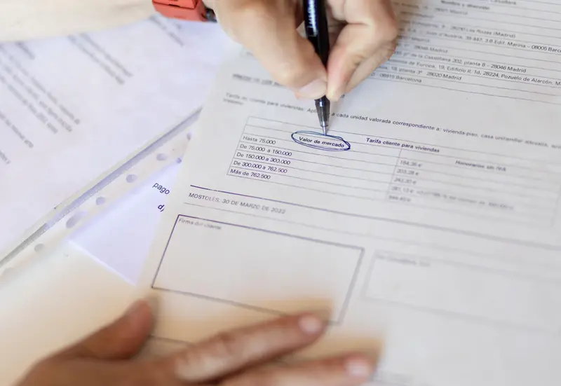  Archivo - Una mujer se&ntilde;ala el valor de mercado de la escritura de una hipoteca - Eduardo Parra - Europa Press - Archivo 