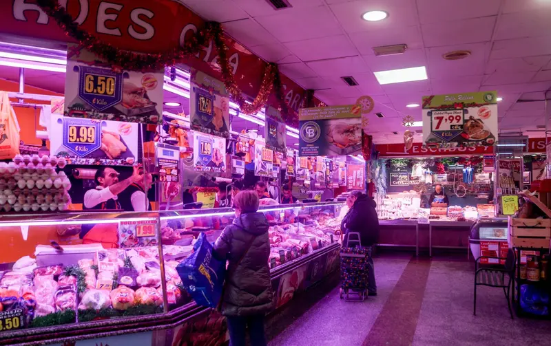  Archivo - Un pollero realiza sus &uacute;ltimas ventas en la tienda de comestibles &lsquo;Los Mares Alimentaci&oacute;n&rsquo;, - Ricardo Rubio - Europa Press - Archivo 