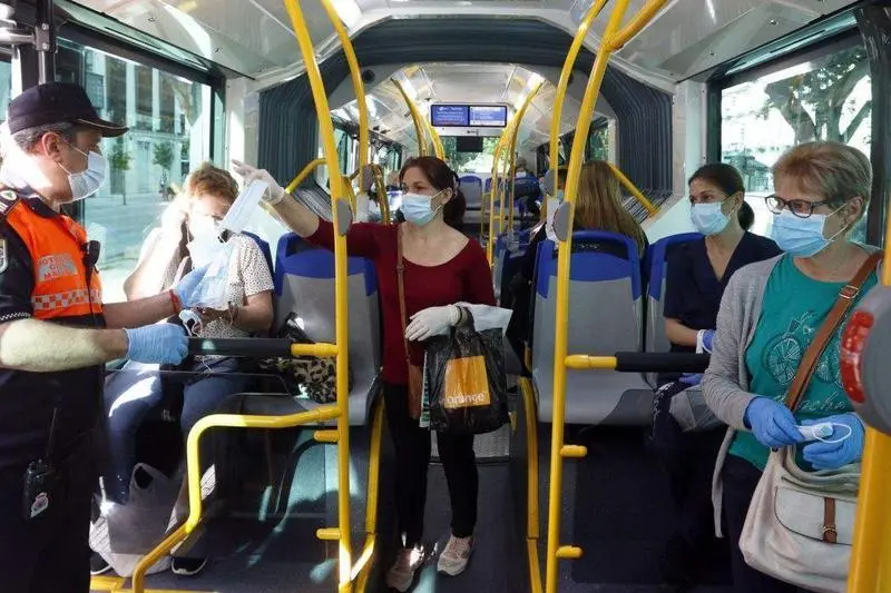  Personas usando el autob&uacute;s con mascarillas 