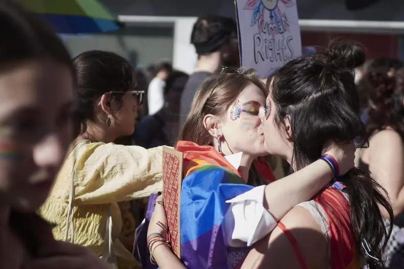  Dos personas se besan durante una manifestaci&oacute;n por el Orgullo LGTBI 