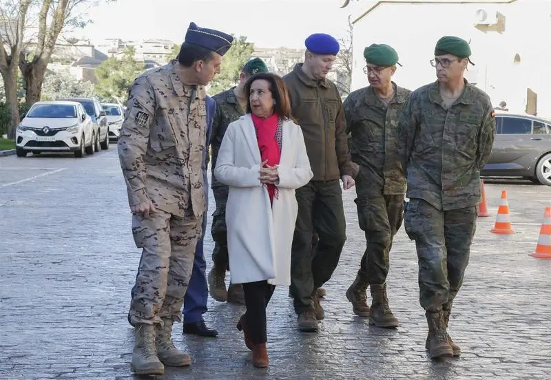  La ministra de Defensa, Margarita Robles, en una visita a los militares ucranianos que reciben instrucci&oacute;n y adiestramiento en las instalaciones de Toledo Training 