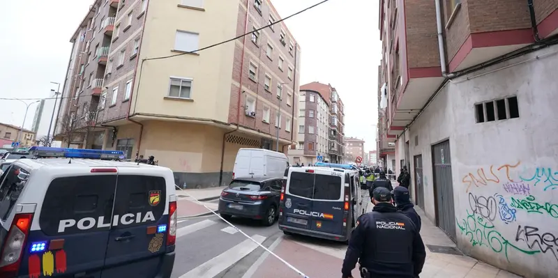  Furgones y agentes de la Polic&iacute;a Nacional en la calle Clavel, donde se ha detenido a un hombre por su presunta relaci&oacute;n con el env&iacute;o de las cartas explosivas, a 25 de enero de 2023, en Miranda de Ebro, Burgos, Castilla y Le&oacute;n, (Espa&ntilde;a). - I&ntilde;aki Berasaluce - Europa Press 