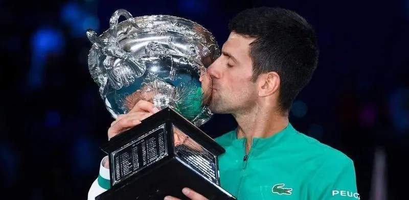  Novak Djokovic levantando su tercer Open de Australia 