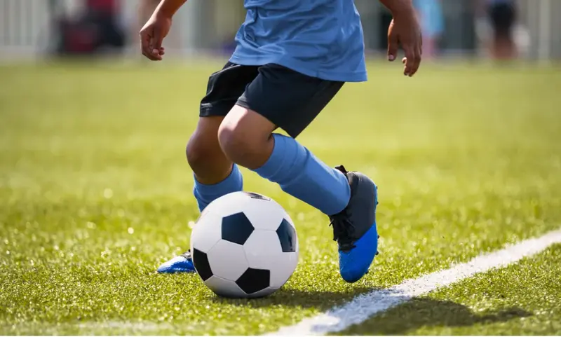  Menor jugando al f&uacute;tbol 