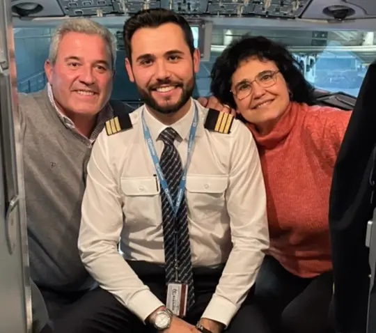  El piloto Jordi Jacas junto a sus padres en la cabina del avi&oacute;n - INSTAGRAM 
