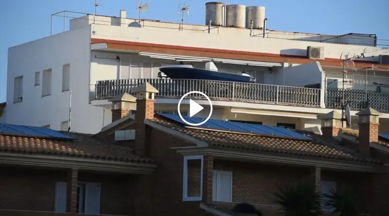  Lancha en una terraza de Menorca - Fotograf&iacute;a de Telecinco 